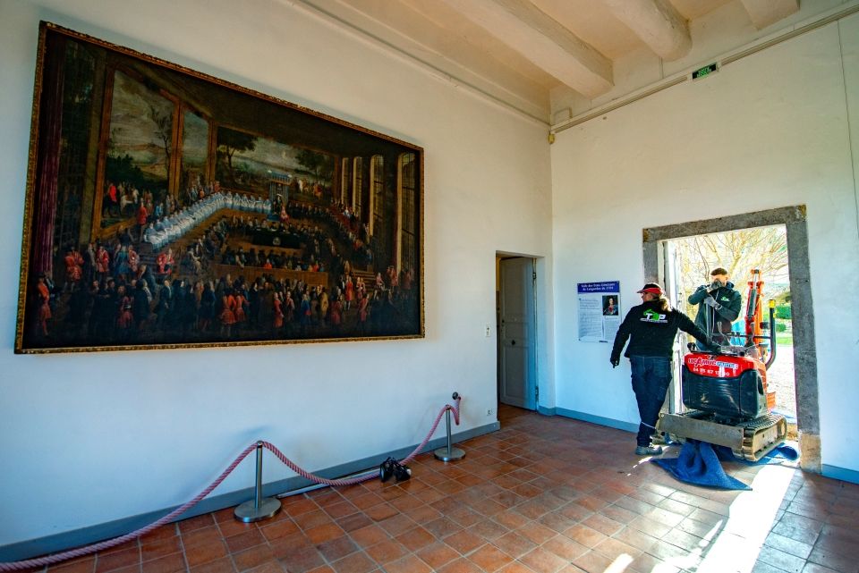 Passage par la salle principale du château